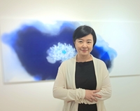[윤형선 개인전] 꽃잎과 옷자락의 너울이 번짐과 스밈으로 부유한다…‘융화한 생명으로의 초대’