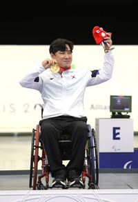“아내·아들에게 金 선물” 사격 조정두, 대한민국 ‘첫 금메달’ 총성…약속 확실히 지켰다 [파리2024]