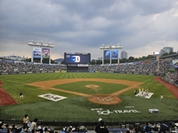 ‘역대 최고 8월 흥행지표’ 잠실 마지막 날도 매진, 두산·롯데 팬은 더위에 지지 않는다 [SS잠실in]