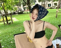 한소희, 뽀얀 도자기 피부 드러낸 비키니에도 타투는 못 잃어