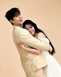 ‘웨딩 화보인 줄’ 손준호♥김소현, 결혼 13주년 무색한 꿀뚝뚝 커플 화보