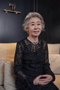 이젠 사색하는 노인…윤여정, “늙어가는 것에 자괴감 느끼지만, 그래도 행복하려고 노력해” (질문들)