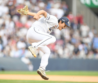 [포토] 고승민 삼진처리 정철원 ‘폴짝’