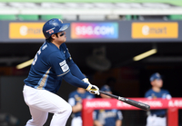 [포토]NC 권희동, SSG전 역전 솔로포로 통산 100호 홈런 달성