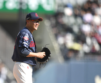 [포토] 양의지 사구에 사과하는 박세웅