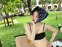 비키니도 섭렵한 한소희, 슬쩍 보이는 타투 ‘팜므파탈’ [SNS 톡톡]