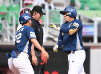 [포토]NC 권희동, 솔로포로 역전!