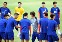 [포토] 훈련에 앞서 악수하는 홍명보 감독