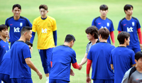 [포토] 홍명보 감독 ‘악수부터 하고’
