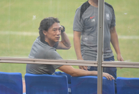 [포토] 가장 먼저 그라운드 나온 홍명보 감독