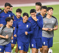 [포토] 황희찬-김민재 ‘뛰면서도 귓속말’