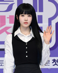 [포토]손인사 건네는 스테이씨 시은
