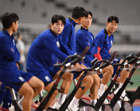 [포토] 이야기꽃 피우는 김민재-황인범-손흥민