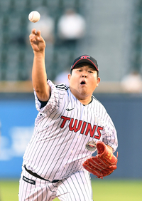 [포토]문상훈의 시구, 오늘은 부상 없이!