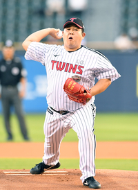 [포토]시구하다 부상 당했던 문상훈, 다시 도전!