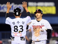 [포토]솔로 홈런으로 추가점 뽑는 LG 문보경