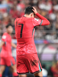 [포토]머리 감싸쥔 손흥민