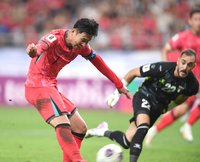 [포토] 손흥민, 상대 골키퍼 따돌린 결정적인 슛