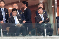 [포토]팔레스타인전 지켜보는 정몽규 회장과 권오갑 총재