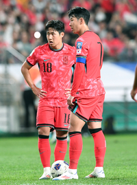 [포토]이야기 나누는 이강인과 손흥민