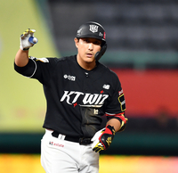 이혼설 황재균, 아침까지 여성과 술자리…‘프로의식 부족’ 비판도 활활