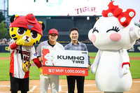 KIA 내야수 김선빈, 금호타이어 8월 MVP 수상