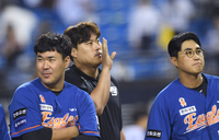 [포토] 승리 챙긴 류현진, 딸에 손인사