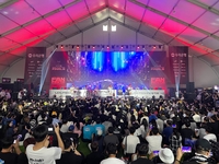 QWER ‘가짜 아이돌’에 열광했다! LCK 서머 경주, ‘펜 페스타’ 첫 날 2000명 팬 홀렸다 [SS경주in]
