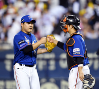 [포토] 주현상-최재훈 ‘이겼다’