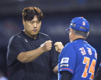 [포토] 류현진, 김경문 감독과 하이파이브