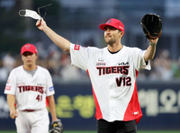 부는 가을바람에 낭만이 함께했다…KIA 네일, ‘깜짝’ 시구 [SS광주in]