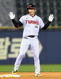 ‘3위는 지킨다’ 오지환 2타점·엔스 6이닝 무실점·오스틴 신기록, LG 한화에 완승 전날 패배 설욕 [SS잠실in]