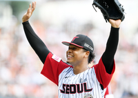 [포토]5이닝 2실점으로 승리 투수 요건 갖추는 LG 에르난데스