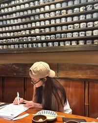 최지우의 시간은 거꾸로 간다…볼캡 쓰고 대학생 변신 “30년 회귀했나?”