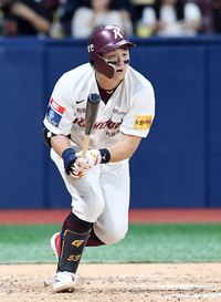 [포토]키움 최주환, 두산 정철원 상대 2루타