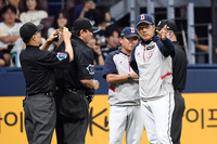 0-5로 끌려간 두산, 이승엽 감독도 비디오판독 항의 퇴장 [SS고척in]