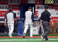 [포토]퇴장 당하는 두산 이승엽 감독