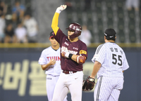 [포토] 김건희, 3회 다시 득점기회 만드는 2루타