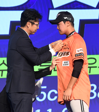 [포토]한화의 유니폼을 입는 전주고 투수 정우주