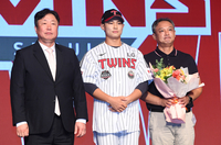 [포토]서울고 투수 김영우, 전체 10순위로 LG행