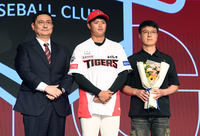 [포토]덕수고 투수 김태형, 전체 5순위 KIA 지명