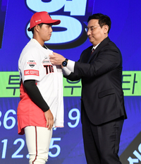 [포토]KIA 유니폼 입는 덕수고 투수 김태형