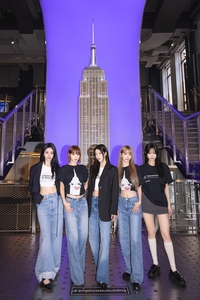 르세라핌, 뉴욕 엠파이어 스테이트 빌딩 ‘피어리스 블루’로 물들였다!
