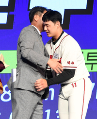 [포토]덕수고 투수 정현우 품는 키움