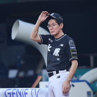 [포토] 상대 감독에 인사하는 이강철 감독