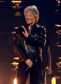 ‘록 전설’ 존 본 조비, MV 촬영 중 자살 징후 여성 구조…본능적으로 다가가 설득[할리웃톡]