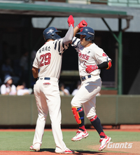 2홈런 18안타 ‘화력쇼’ 롯데, 한화 12-9 제압 전날 패배 ‘설욕’…7~8회 불펜 7실점 ‘호러쇼’ [SS현장]