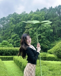 ‘럭키비키의 의인화’ 장원영, 우산만 한 네잎 클로버 들고 방긋