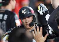 [포토]솔로 홈런 KT 황재균, 승부는 원점으로!