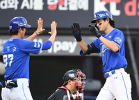 [포토]삼성 구자욱, 솔로 홈런으로 한 점 더!